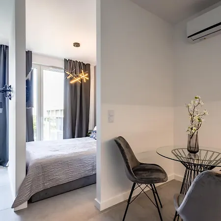 House Living * ワルシャワ